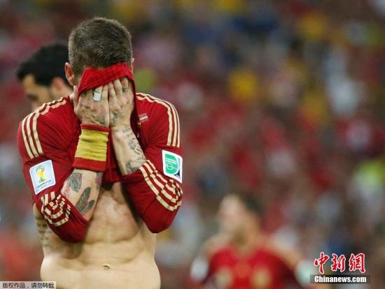  曼联争议红牌引热议，B费染红离场球队惨遭绝杀  