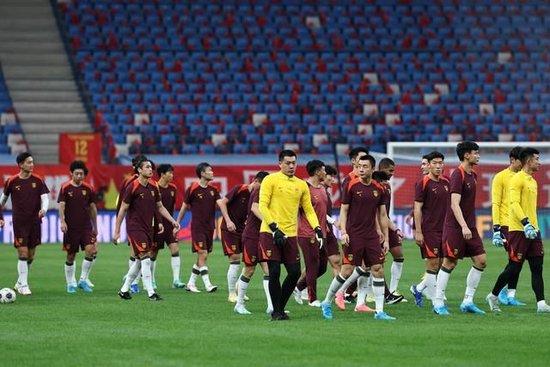  法兰克福主场球迷抗议俱乐部管理层决策引关注  