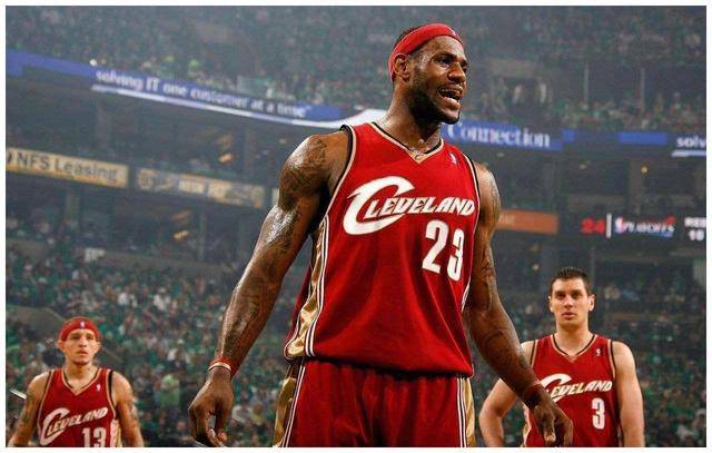  黄蜂新秀鲍尔三双比肩乔丹，爆冷胜骑士  